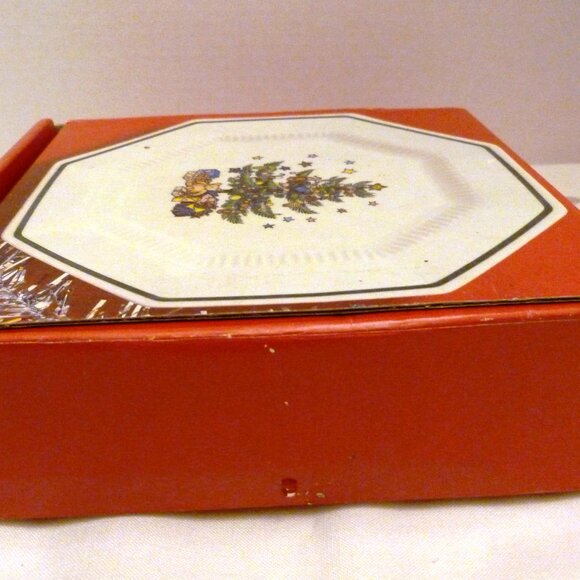 NIKKO Set of 4 Octagonal Christmastime Salad / Dessert Plates Never Used In Box - Picture 11 of 15